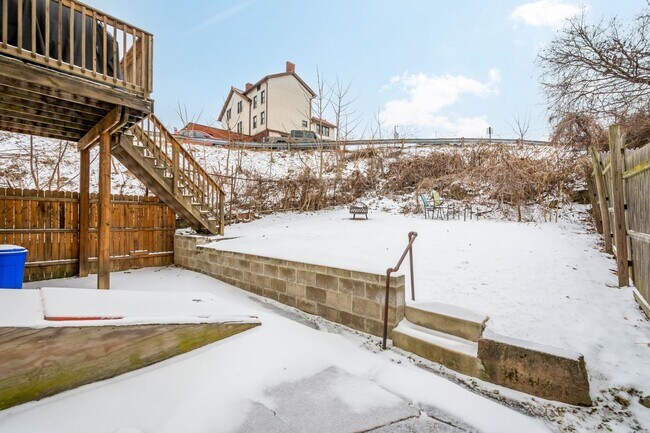 Building Photo - 131 Ulysses St