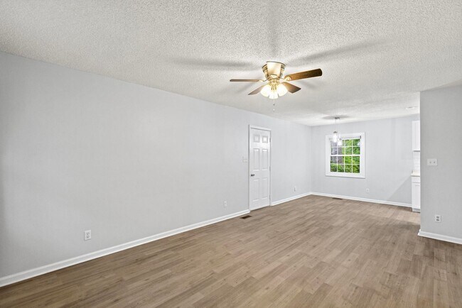 Building Photo - Charming 3 bedroom Available Now