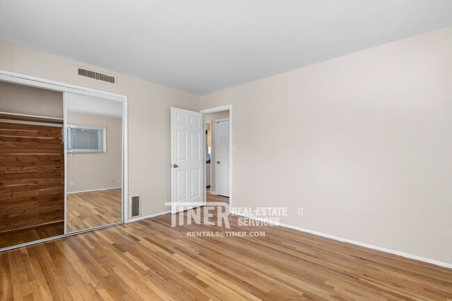 Building Photo - 2501 Laurence Ave