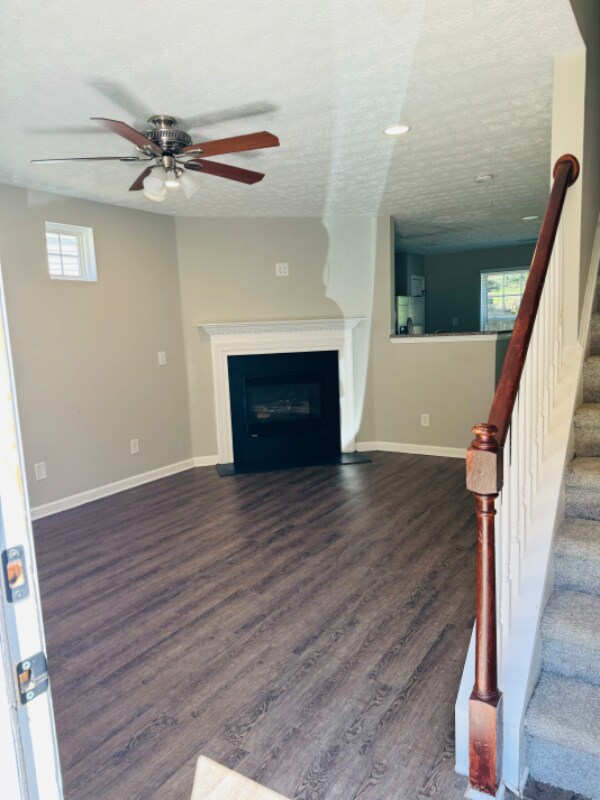 Building Photo - 208 Oak Grove Way
