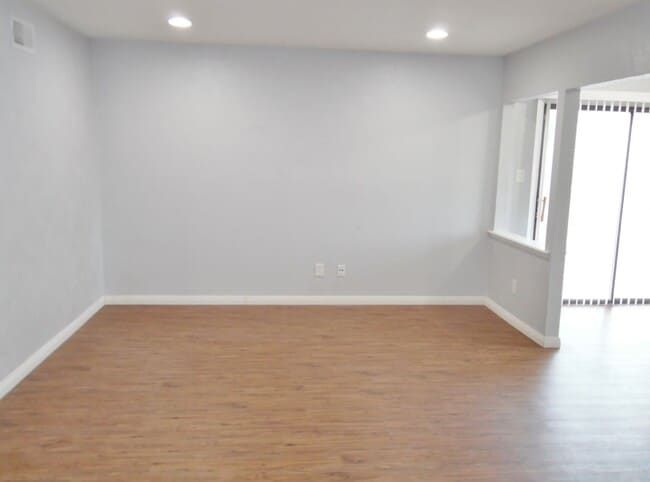 Building Photo - RECENTLY REMODELED, FRESHLY PAINTED HOME IN NORTHEAST FORT WORTH