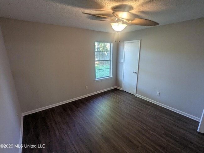 Building Photo - 502 Village Cove