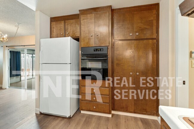 Building Photo - 2267 La Grama Dr