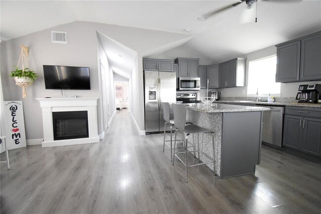 Building Photo - 221 E Cypress St