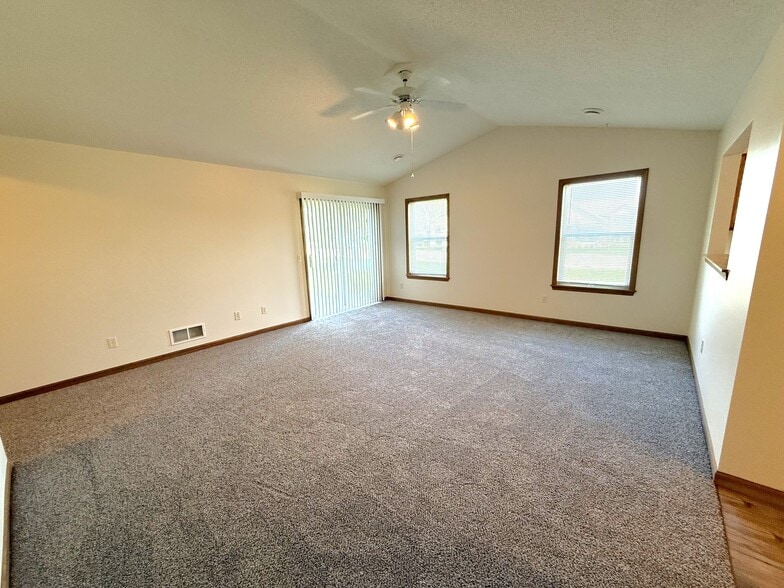 Building Photo - 1915 W 6th St