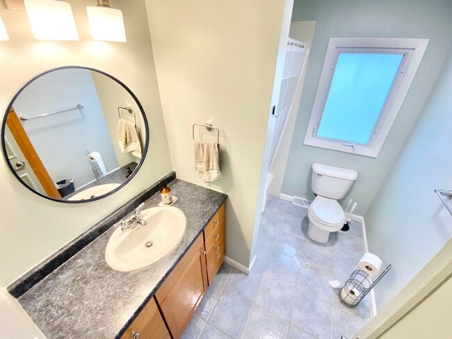 Building Photo - 2 Bedroom Home in Burlington VT Available ...