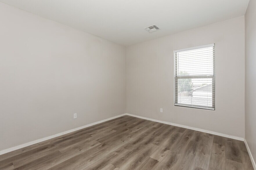 Building Photo - 30846 N Bramwell Ave