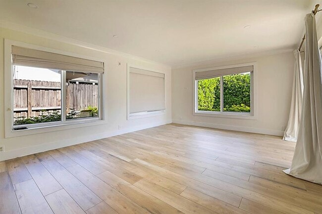 Building Photo - 2445 SE 7th St