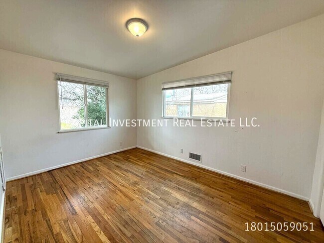 Building Photo - 421 N Oakley St