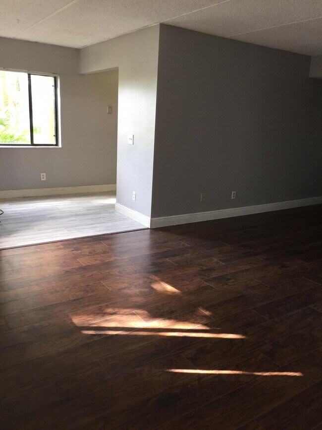Building Photo - 101 Meadows Cir