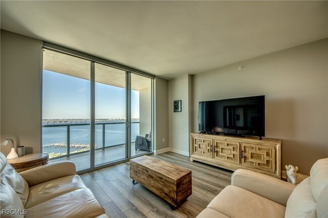 Building Photo - 3000 Oasis Grand Blvd