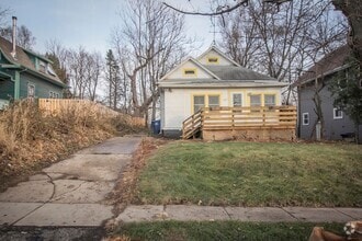 Building Photo - Spacious 3 bedroom 1 bath