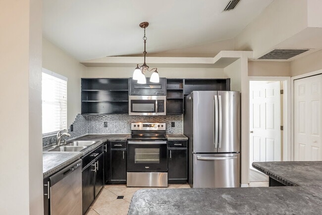 Building Photo - 811 SW 14th Pl