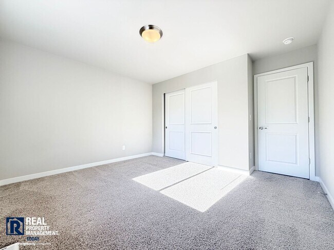 Building Photo - Modern 5-Bedroom Home with Mother-In-Law Suite & Covered Patio!