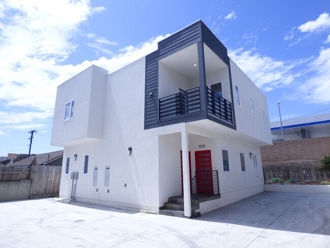 Building Photo - 1923 Holly Dr