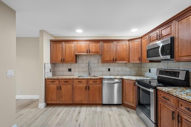 Building Photo - 11 Lexington Ln E