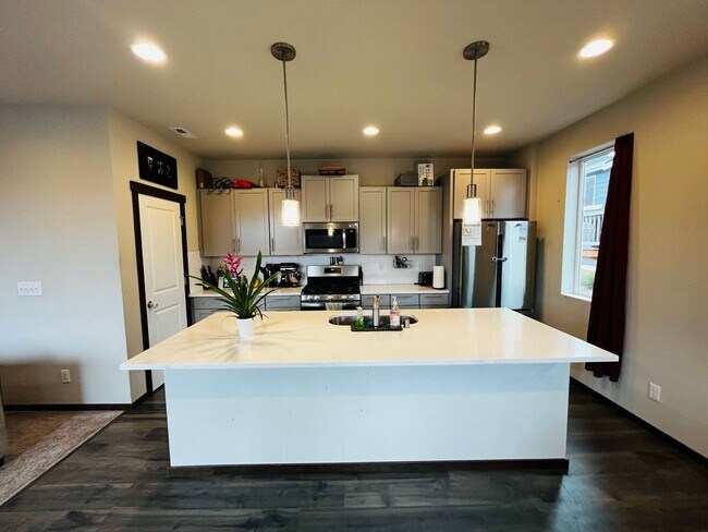 Building Photo - 2022 Built, 4 Bedroom, Beautiful Home!