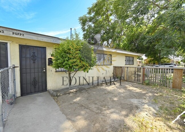 Building Photo - 2303 S Poppy Ave