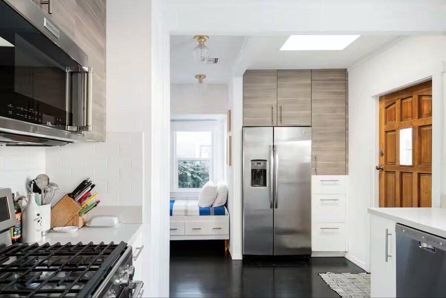 Building Photo - 829 Superba Ave