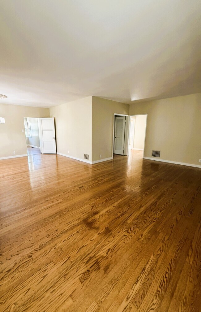 Building Photo - 1803 N Flower St