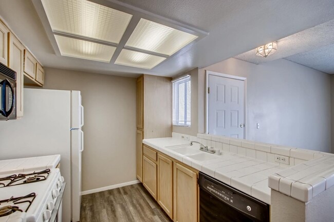 Building Photo - Near Summerlin, Gated Community w/ tons of amenities - Amazing Condo!