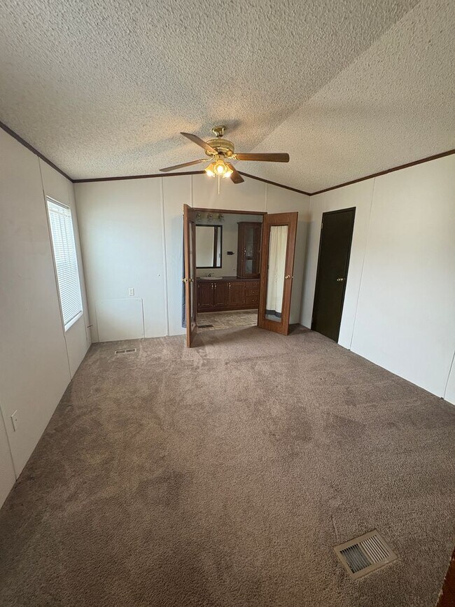 Building Photo - 306 White Oak Dr