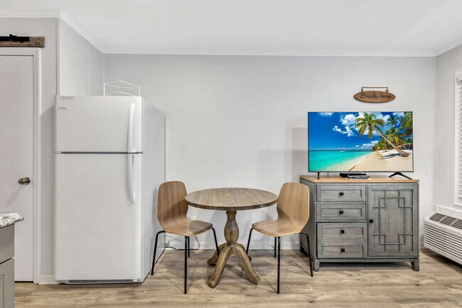 Building Photo - 23 S Forest Beach Dr