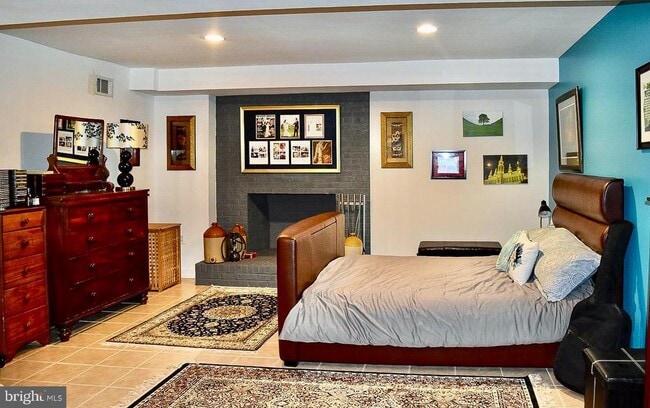 Building Photo - 2235 Abbotsford Dr