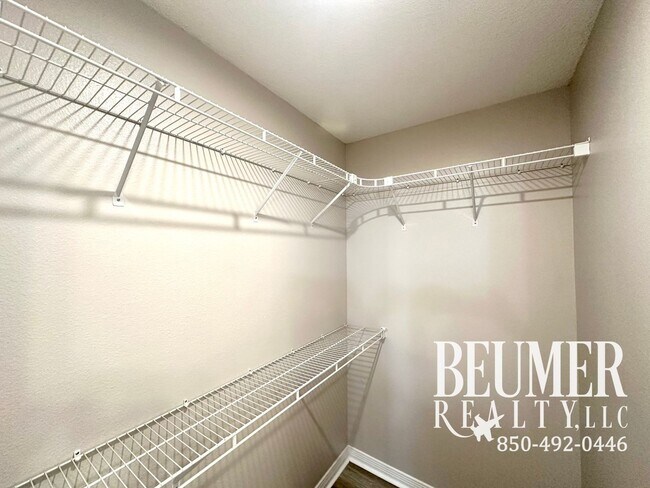 Building Photo - Home nestled in in W. Pensacola minutes fr...