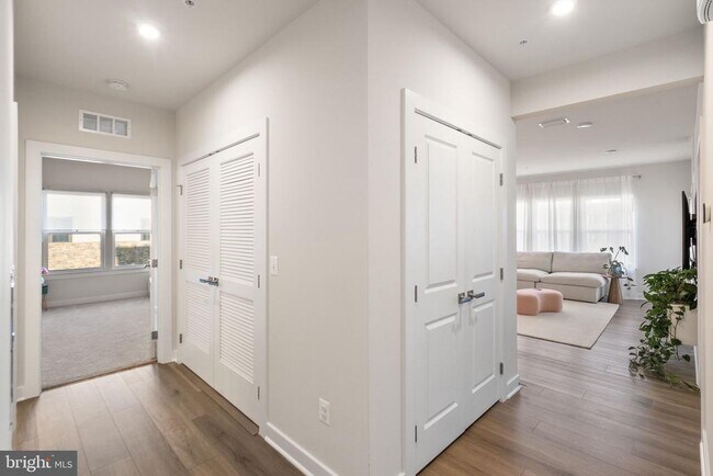 Building Photo - 46294 Mount Milstead Ter