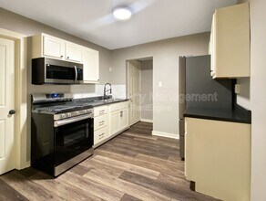 Building Photo - 921 Fulton St E