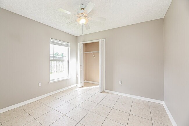 Building Photo - 12607 Reeding Ridge Dr N