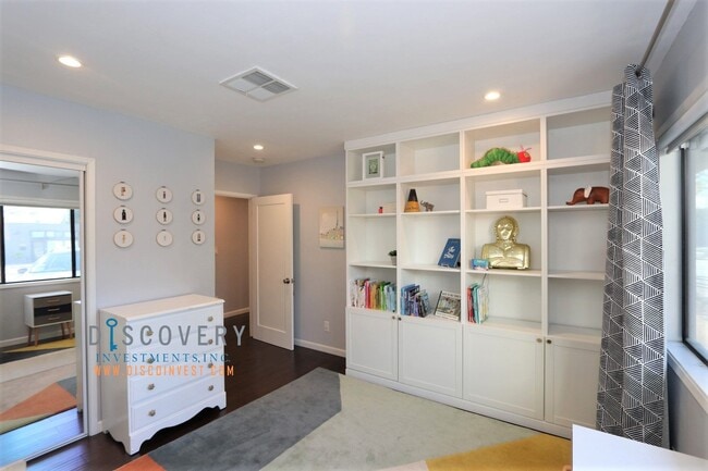 Building Photo - Centrally Located Mid-Century Contemporary Home