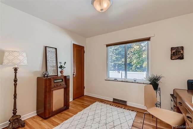 Building Photo - West Highlands - Amazing 32nd Ave, 2 Bed, 1 Bath Unit in Duplex- Shared Yard/Common Space