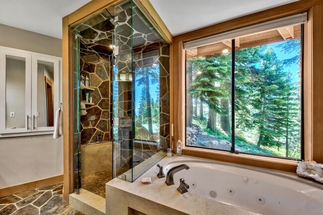 Building Photo - Gorgeous Lakeview! Pet Friendly w a Garage & AC!