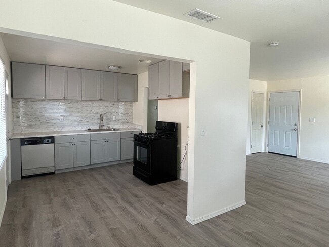 Building Photo - 3 Bedroom 1 Bathroom Great Single Story!
