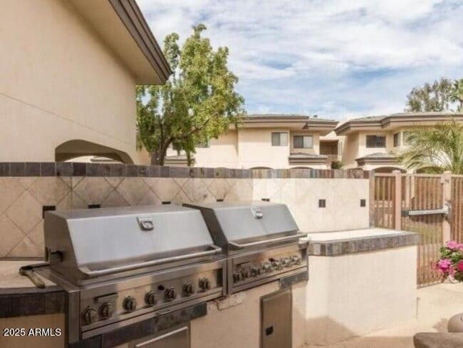 Building Photo - 3235 E Camelback Rd