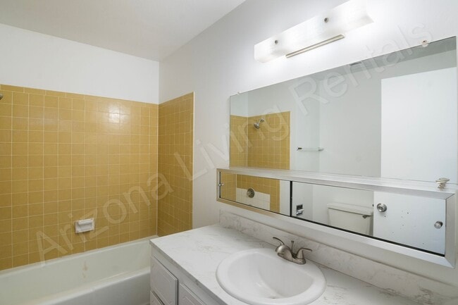 Building Photo - LARGE 3 BEDROOM DUPLEX