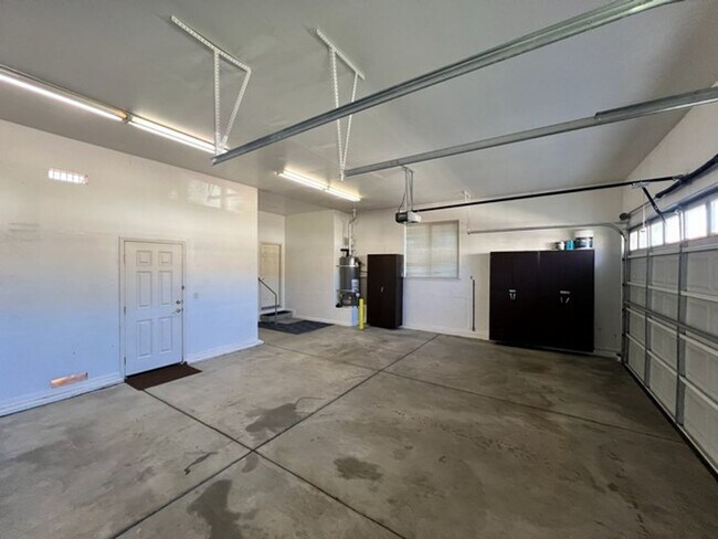 Building Photo - Beautiful Three Bedroom in the Golf Cou...