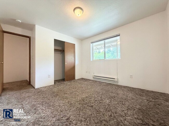 Building Photo - SJS 547 LLC - 9002 (Cascade group - Silver)