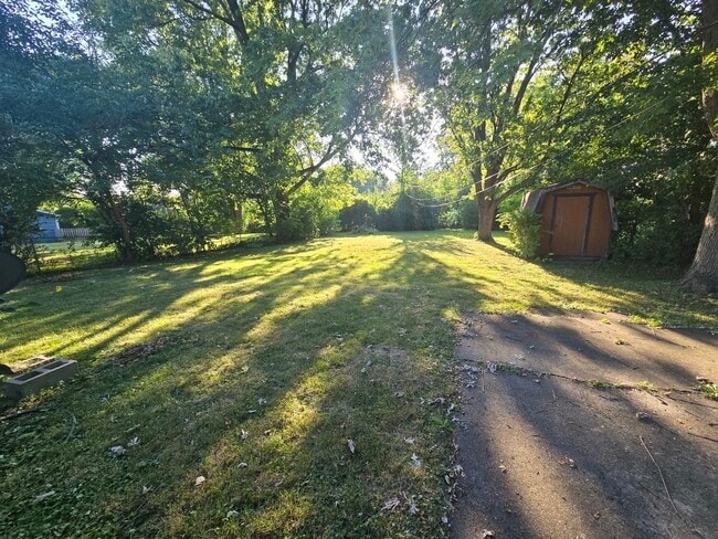 Building Photo - 608 Deerpath Dr