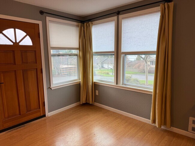 Building Photo - Rare Find with Main House and Fully Equipped ADU!