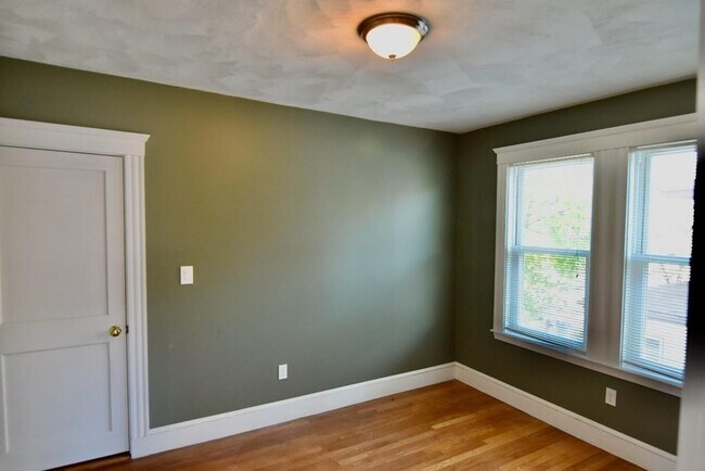 Building Photo - 106 Brook St