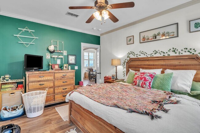 Building Photo - Large 3 Bedroom Townhome with All Appliances Included