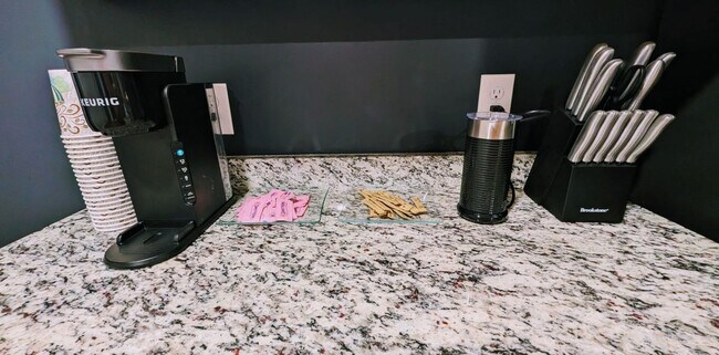 Building Photo - 469 Holt Rd NE