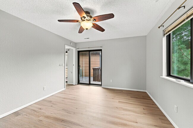 Building Photo - 6242 Willow Ln