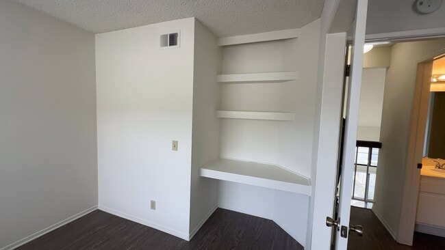 Building Photo - 2 Bdrm Condo in the Gated Saratoga Community