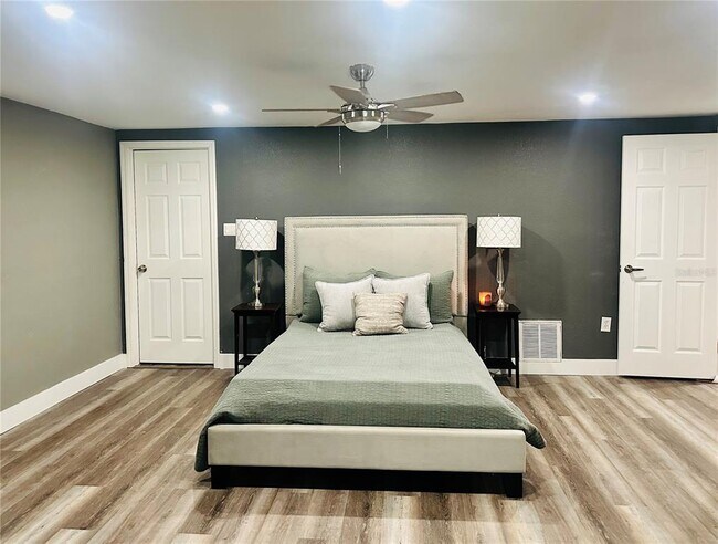 Building Photo - 12922 Post Rd