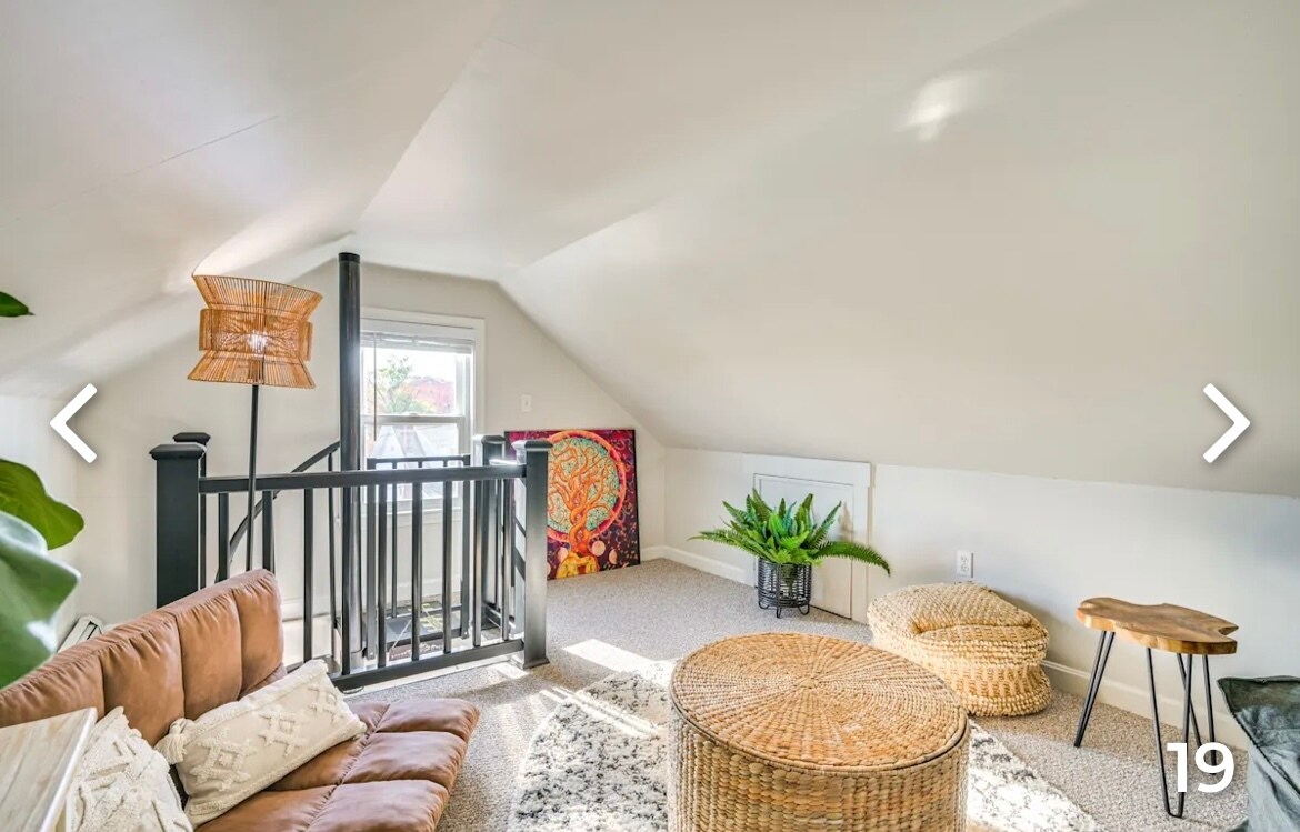Loft lounge area - 32 Hatherly Rd