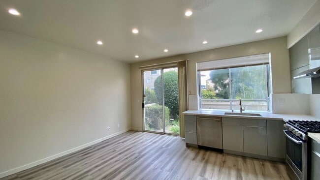 Building Photo - 115 Keil Bay